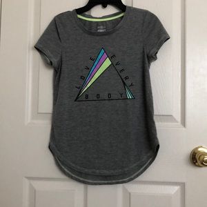 a short sleeve shirt .